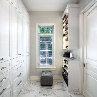 Ispirazione per una cabina armadio unisex moderna di medie dimensioni con ante in stile shaker, ante bianche, pavimento in marmo e pavimento multicolore