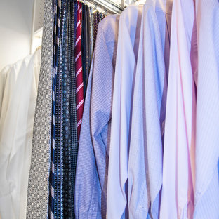 Ispirazione per una cabina armadio unisex moderna di medie dimensioni con ante in stile shaker, ante bianche, pavimento in marmo e pavimento multicolore
