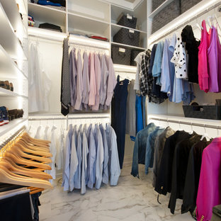 Ispirazione per una cabina armadio unisex moderna di medie dimensioni con ante in stile shaker, ante bianche, pavimento in marmo e pavimento multicolore