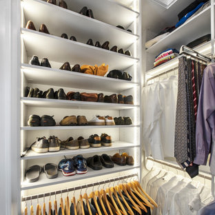 Immagine di una cabina armadio unisex minimalista di medie dimensioni con ante in stile shaker, ante bianche, pavimento in marmo e pavimento multicolore