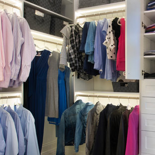Foto de armario vestidor unisex, minimalista, de tamaño medio, con armarios estilo shaker, puertas de armario blancas, suelo de mármol y suelo multicolor