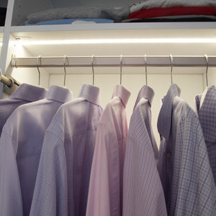 Esempio di una cabina armadio unisex moderna di medie dimensioni con ante in stile shaker, ante bianche, pavimento in marmo e pavimento multicolore