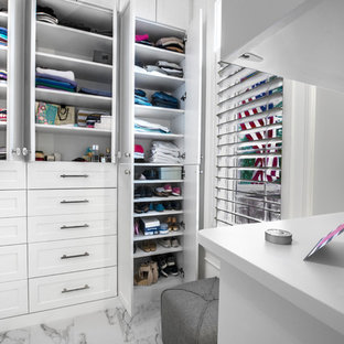 Immagine di una cabina armadio unisex moderna di medie dimensioni con ante in stile shaker, ante bianche, pavimento in marmo e pavimento multicolore