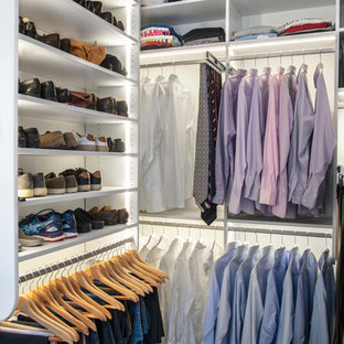 Idee per una cabina armadio unisex moderna di medie dimensioni con ante in stile shaker, ante bianche, pavimento in marmo e pavimento multicolore