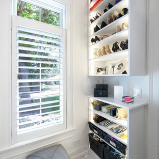 Ispirazione per una cabina armadio unisex moderna di medie dimensioni con ante in stile shaker, ante bianche, pavimento in marmo e pavimento multicolore