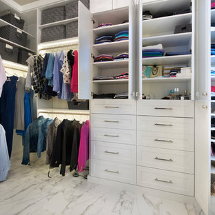 Foto di una cabina armadio unisex moderna di medie dimensioni con ante in stile shaker, ante bianche, pavimento in marmo e pavimento multicolore