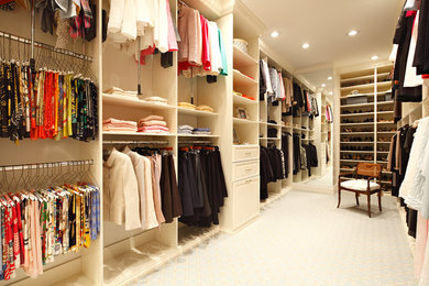 Diseño de vestidor de mujer clásico de tamaño medio con armarios con paneles con relieve, puertas de armario blancas, moqueta y suelo beige