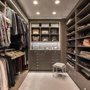 Esempio di una cabina armadio per donna minimal con ante lisce, ante grigie, moquette e pavimento grigio