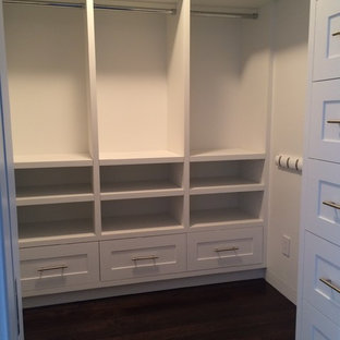 Exempel på ett mellanstort klassiskt walk-in-closet för könsneutrala, med luckor med infälld panel, vita skåp och mörkt trägolv