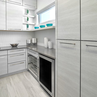 Esempio di una grande cabina armadio unisex contemporanea con ante a persiana, ante grigie, pavimento in gres porcellanato e pavimento grigio