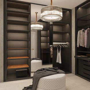 Mittelgroßer, Neutraler Moderner Begehbarer Kleiderschrank mit offenen Schränken, dunklen Holzschränken, Keramikboden und beigem Boden in Sonstige
