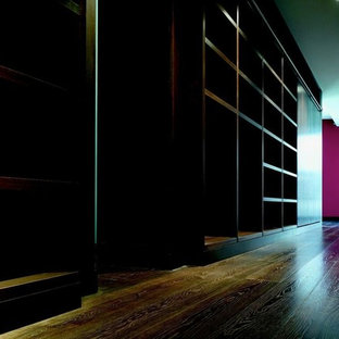 Ejemplo de armario vestidor unisex, vintage, extra grande, con armarios abiertos, puertas de armario de madera en tonos medios y suelo de madera oscura