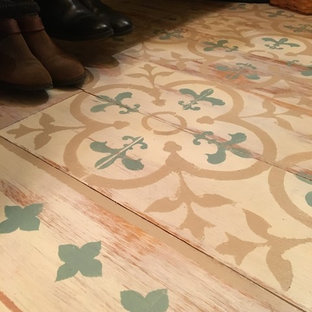 Ispirazione per una cabina armadio per donna country di medie dimensioni con ante con bugna sagomata, ante bianche, pavimento in compensato e pavimento multicolore