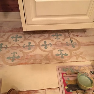 Idee per una cabina armadio per donna country di medie dimensioni con ante con bugna sagomata, ante bianche, pavimento in compensato e pavimento multicolore