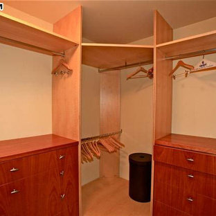 Foto de armario vestidor unisex, costero, de tamaño medio, con armarios con paneles lisos y moqueta