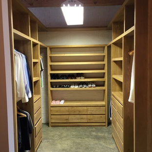Ispirazione per una grande cabina armadio unisex industriale con nessun'anta, ante in legno scuro, pavimento in cemento e pavimento grigio