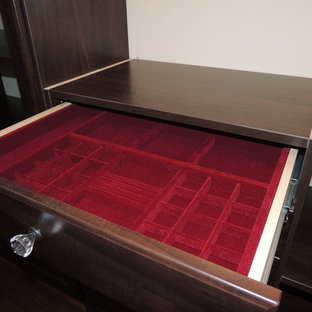 Imagen de armario vestidor unisex, tradicional, grande, con armarios con paneles con relieve, puertas de armario marrones y suelo de madera oscura