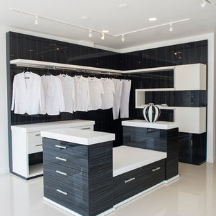 Esempio di una piccola cabina armadio unisex chic con ante nere e ante lisce