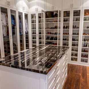 Inspiration för stora klassiska walk-in-closets för könsneutrala, med luckor med infälld panel, vita skåp och mellanmörkt trägolv