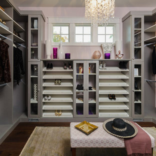 Idee per una cabina armadio per donna tradizionale di medie dimensioni con ante lisce, ante grigie e parquet scuro