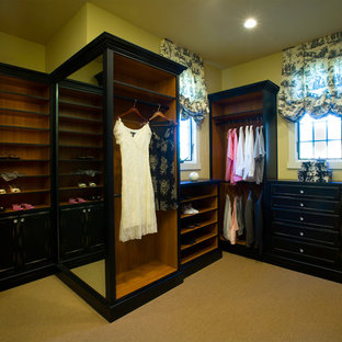 Foto de armario vestidor de mujer, clásico renovado, de tamaño medio, con puertas de armario de madera en tonos medios y armarios con paneles empotrados