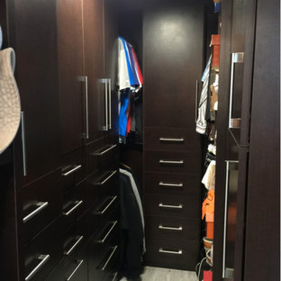 Foto de armario vestidor clásico renovado, pequeño, con armarios con paneles lisos y puertas de armario marrones