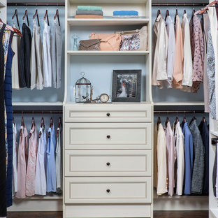 Inspiration för mellanstora klassiska walk-in-closets för könsneutrala, med luckor med infälld panel, vita skåp och mörkt trägolv