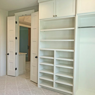 Foto de armario vestidor unisex, campestre, de tamaño medio, con armarios estilo shaker, puertas de armario blancas, moqueta y suelo blanco