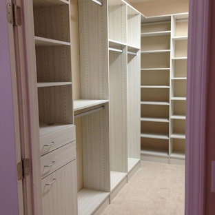 Foto de armario vestidor unisex, clásico renovado, con puertas de armario con efecto envejecido y moqueta
