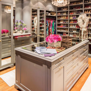 Großer Klassischer Begehbarer Kleiderschrank mit Schrankfronten im Shaker-Stil, grauen Schränken und hellem Holzboden in New York