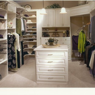 Foto de armario vestidor unisex, clásico, grande, con armarios con paneles con relieve, puertas de armario blancas y moqueta