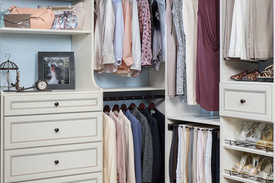 Foto de armario vestidor unisex tradicional de tamaño medio con puertas de armario blancas y armarios con paneles empotrados