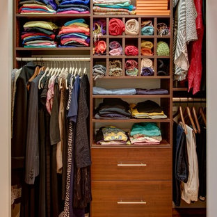 Immagine di un piccolo armadio o armadio a muro unisex tradizionale con ante lisce, ante in legno bruno, pavimento in legno massello medio e pavimento beige