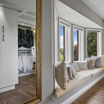 Walk-in closet with bay window