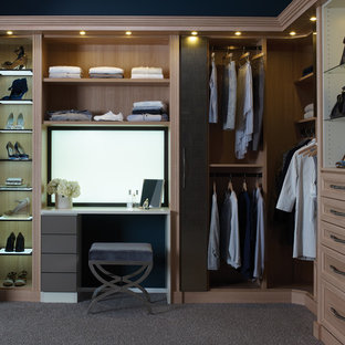 Imagen de vestidor unisex, vintage, de tamaño medio, con puertas de armario de madera clara, moqueta, suelo gris y armarios con paneles empotrados