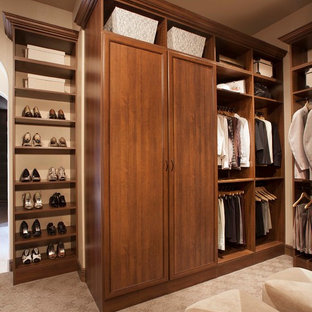 Idéer för stora vintage walk-in-closets för könsneutrala, med luckor med infälld panel, skåp i mellenmörkt trä och heltäckningsmatta