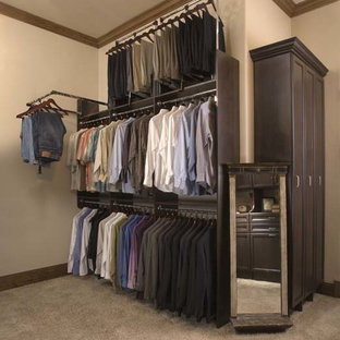 Ispirazione per una cabina armadio unisex chic di medie dimensioni con ante con riquadro incassato, ante in legno bruno e moquette