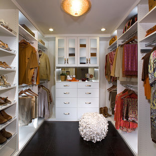 Idéer för funkis walk-in-closets för könsneutrala, med släta luckor, vita skåp och svart golv
