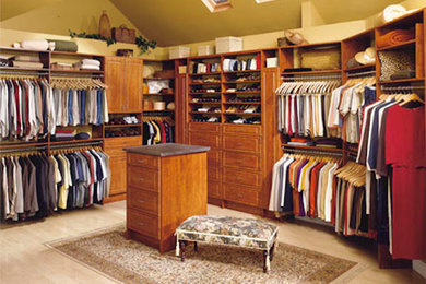 Example of a large gender-neutral closet design in Toronto