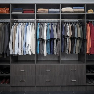 Foto på ett stort funkis walk-in-closet för könsneutrala, med släta luckor, skåp i mörkt trä, klinkergolv i porslin och svart golv