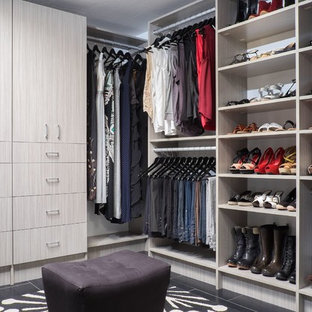Ispirazione per un grande spazio per vestirsi unisex moderno con ante lisce, ante in legno chiaro, pavimento in gres porcellanato e pavimento nero