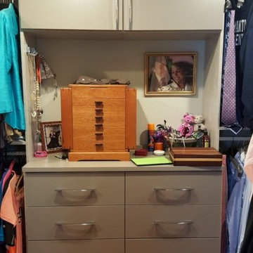 Walk In Closets with Drawers