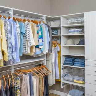 Inspiration pour un grand dressing style shabby chic neutre avec des portes de placard blanches.