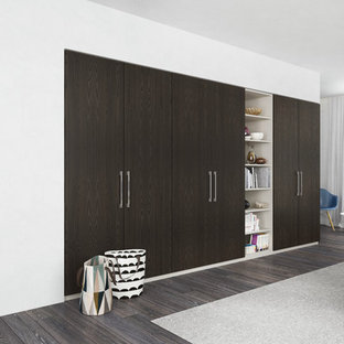 Imagen de armario moderno, de tamaño medio, con armarios con paneles lisos y puertas de armario de madera en tonos medios