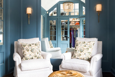Foto de armario vestidor de mujer clásico renovado de tamaño medio con armarios con paneles empotrados, puertas de armario azules y suelo de madera en tonos medios