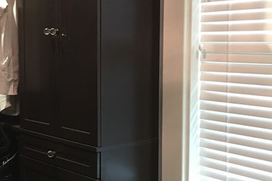 Modelo de armario vestidor unisex tradicional renovado de tamaño medio con armarios con paneles lisos, puertas de armario de madera en tonos medios y suelo de baldosas de cerámica
