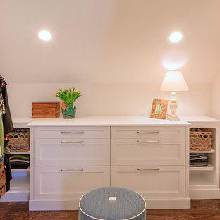 Ispirazione per una cabina armadio unisex american style di medie dimensioni con ante in stile shaker, ante bianche, parquet scuro e pavimento marrone