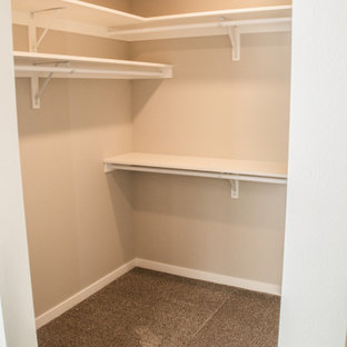 Foto de armario vestidor unisex, clásico, de tamaño medio, con armarios abiertos, puertas de armario blancas, moqueta y suelo blanco