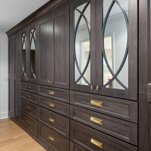 Ejemplo de armario y vestidor tradicional renovado con armarios estilo shaker y puertas de armario de madera en tonos medios