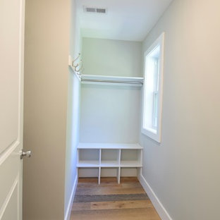Esempio di una cabina armadio unisex stile americano di medie dimensioni con parquet chiaro e pavimento multicolore